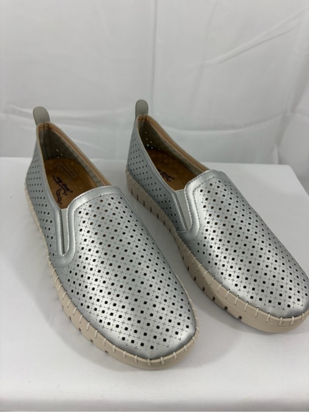 NWT Easy Street Women’s Size 6.5 Silver Slip-On Perforated Casual Loafers